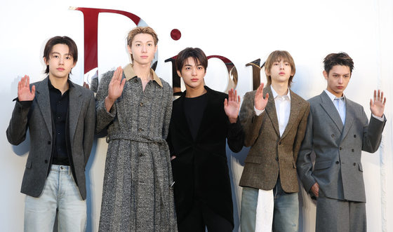 코르티스, 빛나는 손 인사