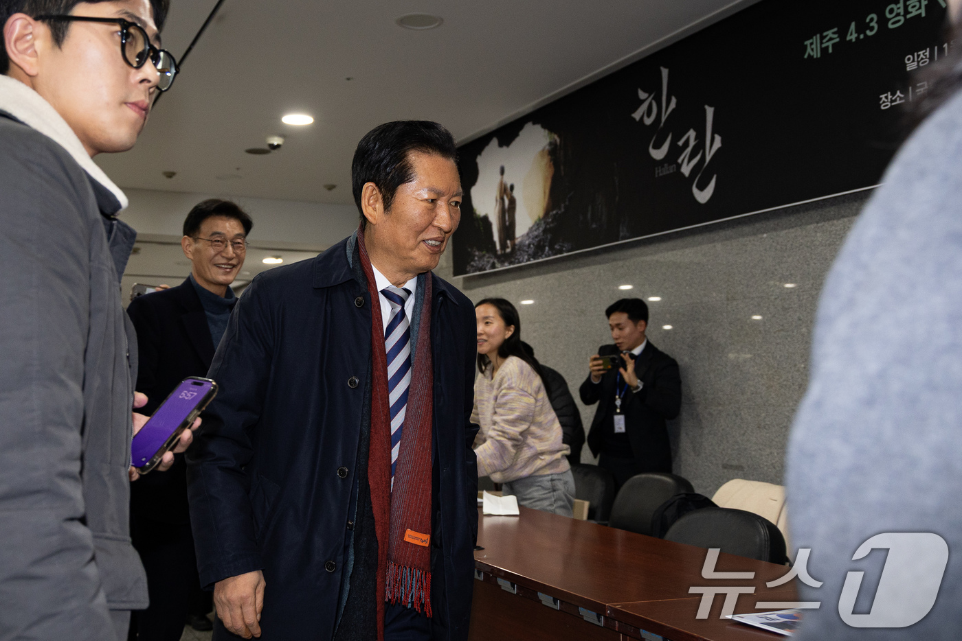 (서울=뉴스1) 유승관 기자 = 정청래 더불어민주당 대표가 7일 서울 여의도 국회 의원회관에서 열린 영화 '한란' 국회상영회에 들어서고 있다. 2026.1.7/뉴스1