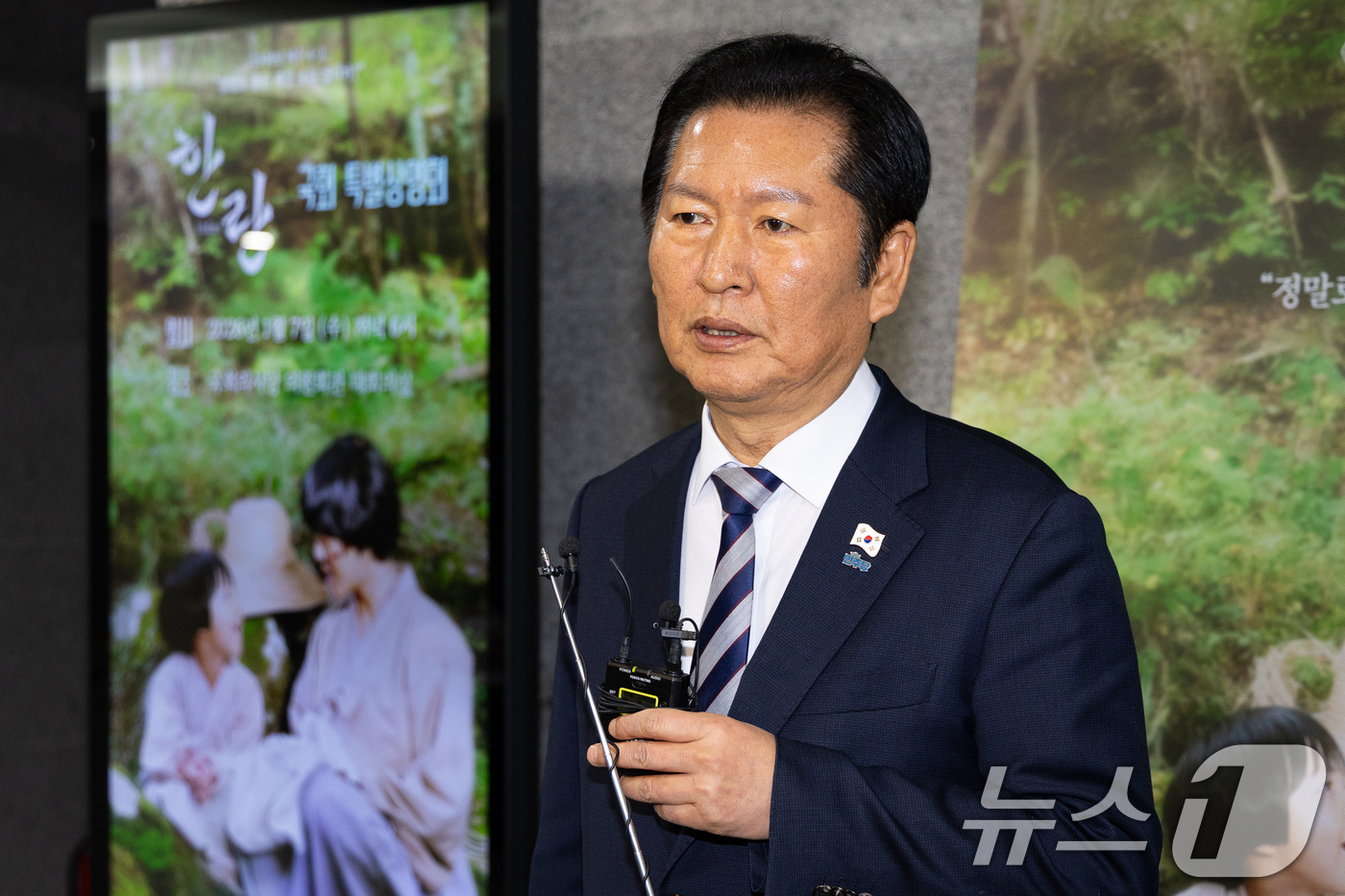 (서울=뉴스1) 유승관 기자 = 정청래 더불어민주당 대표가 7일 서울 여의도 국회 의원회관에서 열린 영화 '한란' 국회상영회에 들어서며 인터뷰하고 있다. 2026.1.7/뉴스1