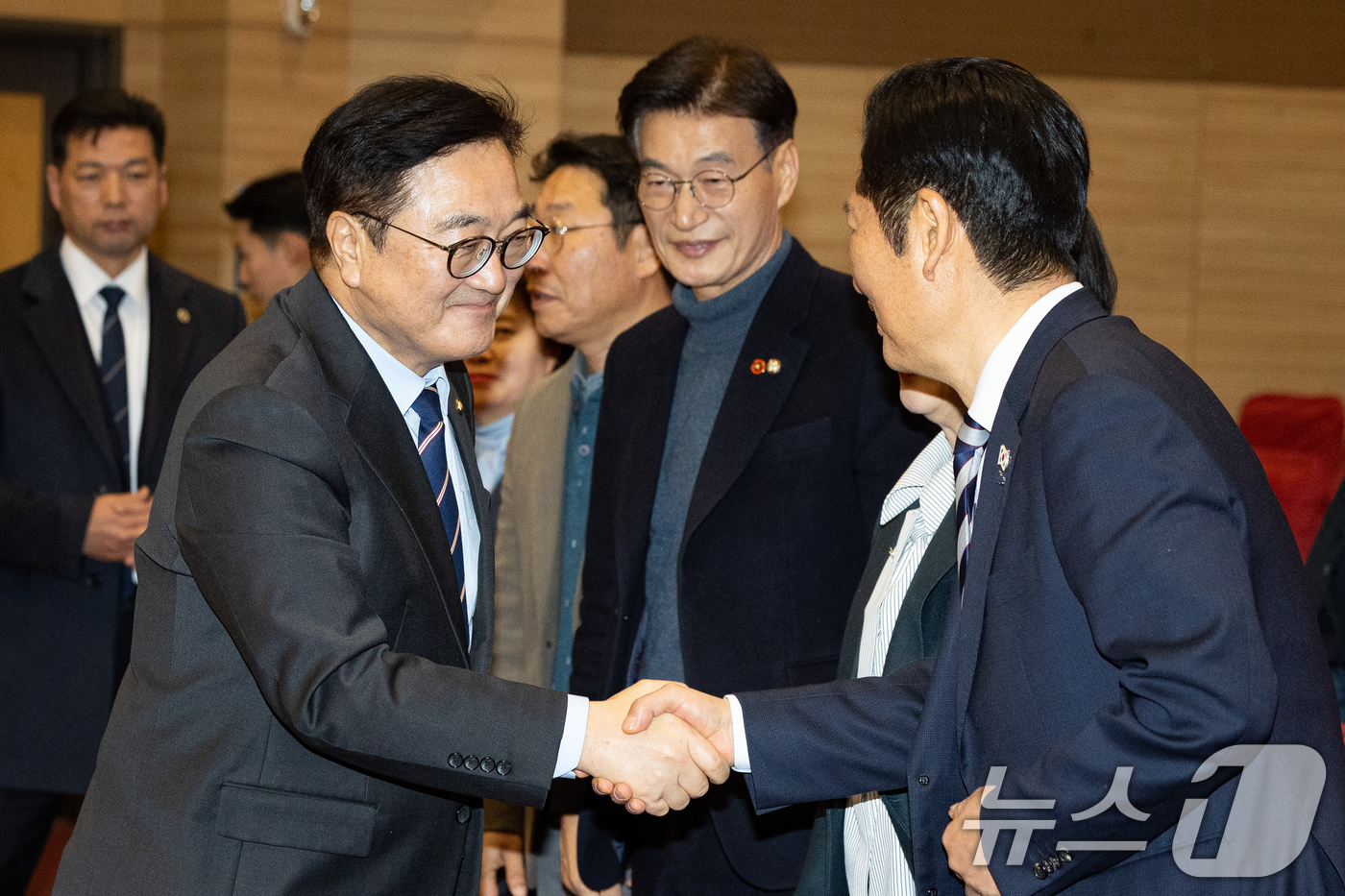 (서울=뉴스1) 유승관 기자 = 우원식 국회의장과 정청래 더불어민주당 대표가 7일 서울 여의도 국회 의원회관에서 열린 영화 '한란' 국회상영회에 참석해 인사하고 있다. 2026.1 …