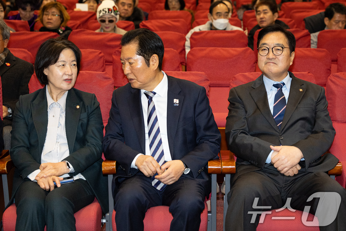 (서울=뉴스1) 유승관 기자 = 정청래 더불어민주당 대표와 추미애 국회 법제사법위원장이 7일 서울 여의도 국회 의원회관에서 열린 영화 '한란' 국회상영회에 참석해 대화하고 있다. …