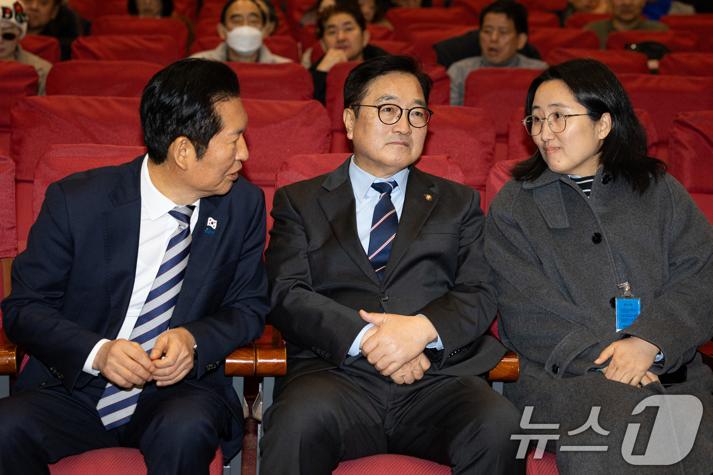 (서울=뉴스1) 유승관 기자 = 우원식 국회의장(가운데)과 정청래 더불어민주당 대표, 하명미 감독이 7일 서울 여의도 국회 의원회관에서 열린 영화 '한란' 국회상영회에 참석해 대화 …