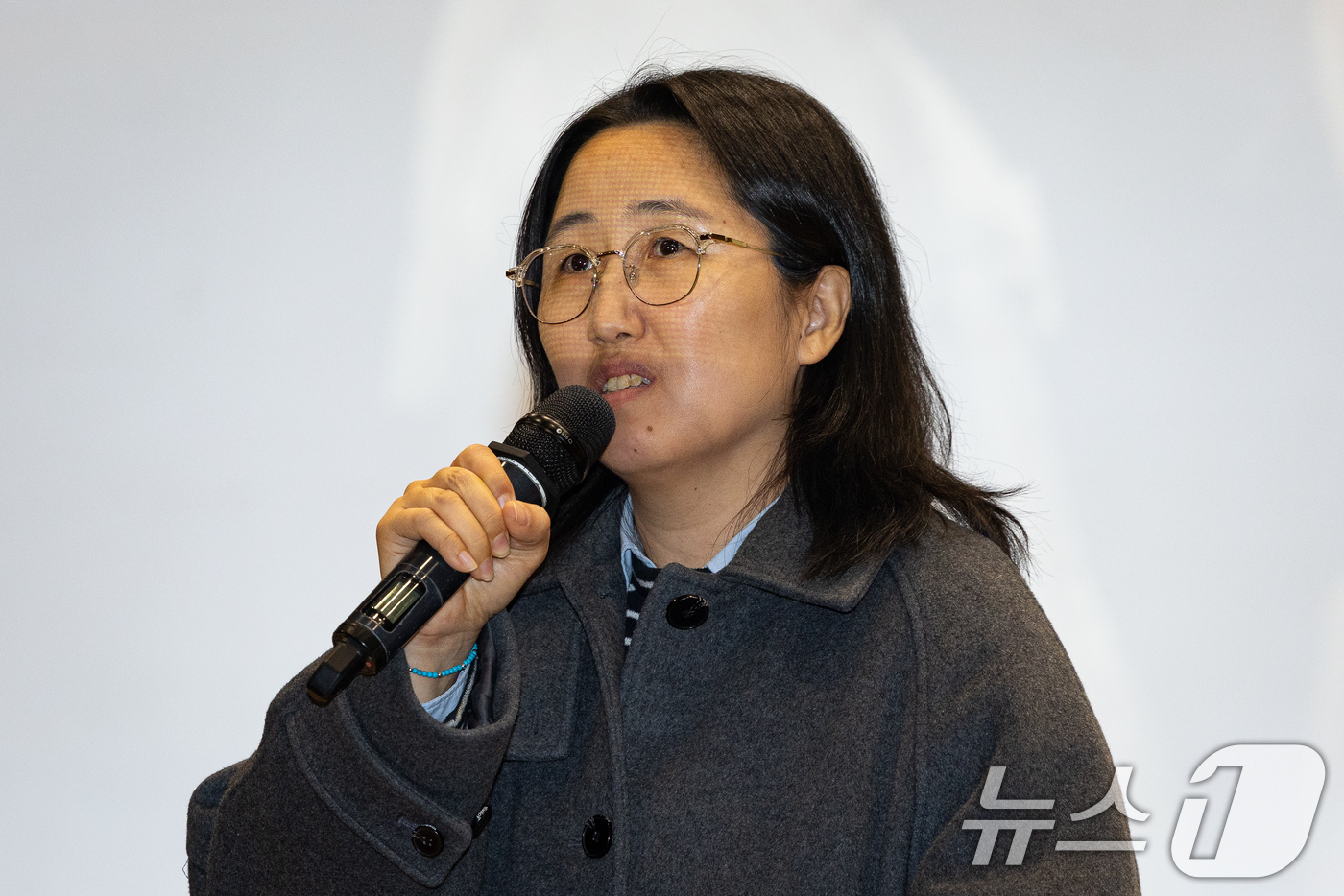 (서울=뉴스1) 유승관 기자 = 하명미 영화 '한란' 감독이 7일 서울 여의도 국회 의원회관에서 열린 영화 '한란' 국회상영회에서 인사말을 하고 있다. 2026.1.7/뉴스1