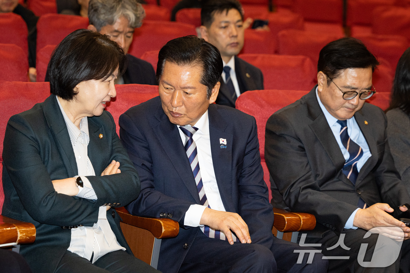 (서울=뉴스1) 유승관 기자 = 정청래 더불어민주당 대표와 추미애 국회 법제사법위원장이 7일 서울 여의도 국회 의원회관에서 열린 영화 '한란' 국회상영회에 참석해 대화하고 있다. …