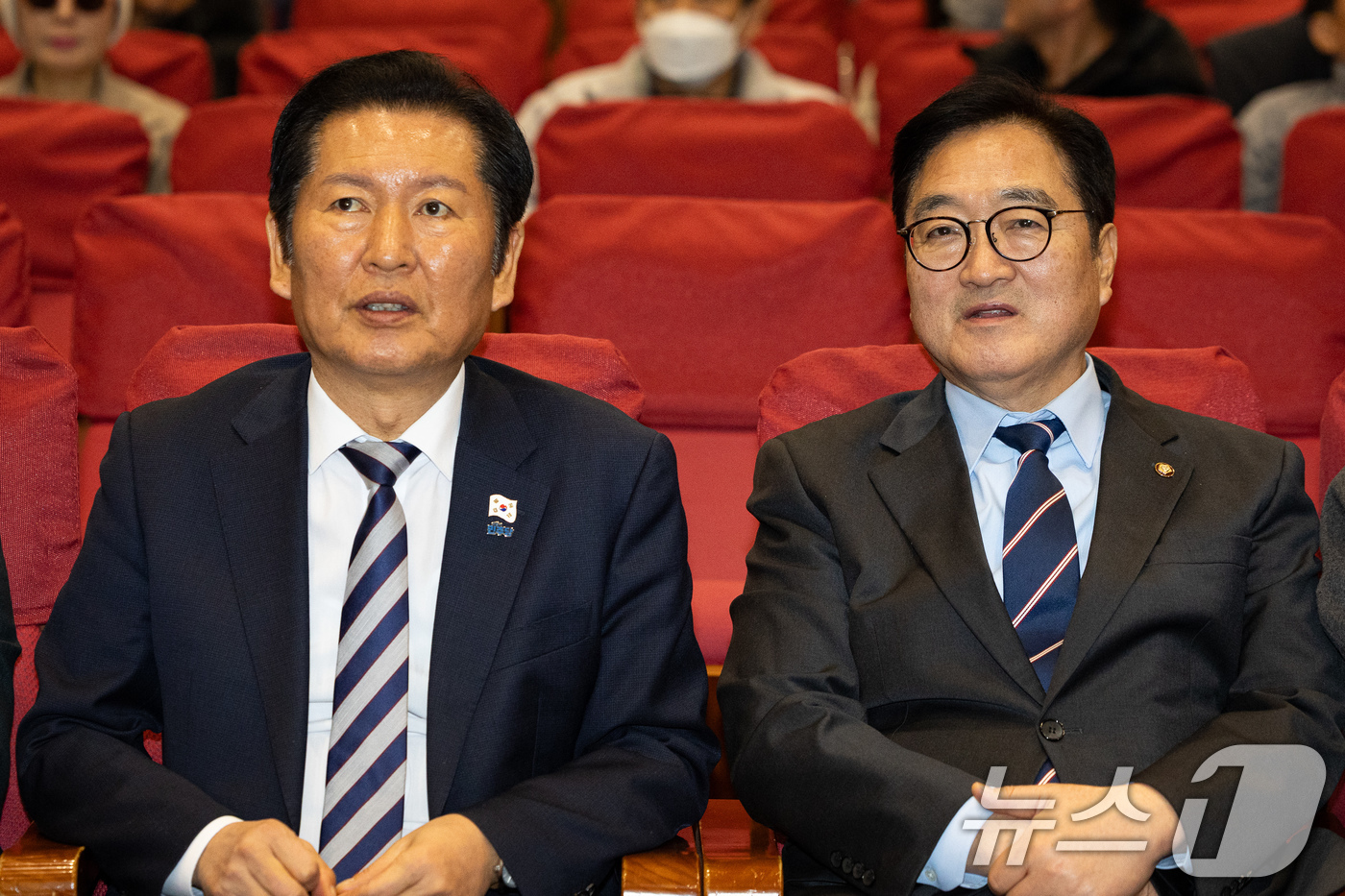 (서울=뉴스1) 유승관 기자 = 우원식 국회의장(오른쪽)과 정청래 더불어민주당 대표가 7일 서울 여의도 국회 의원회관에서 열린 영화 '한란' 국회상영회에 참석해 자리하고 있다. 2 …