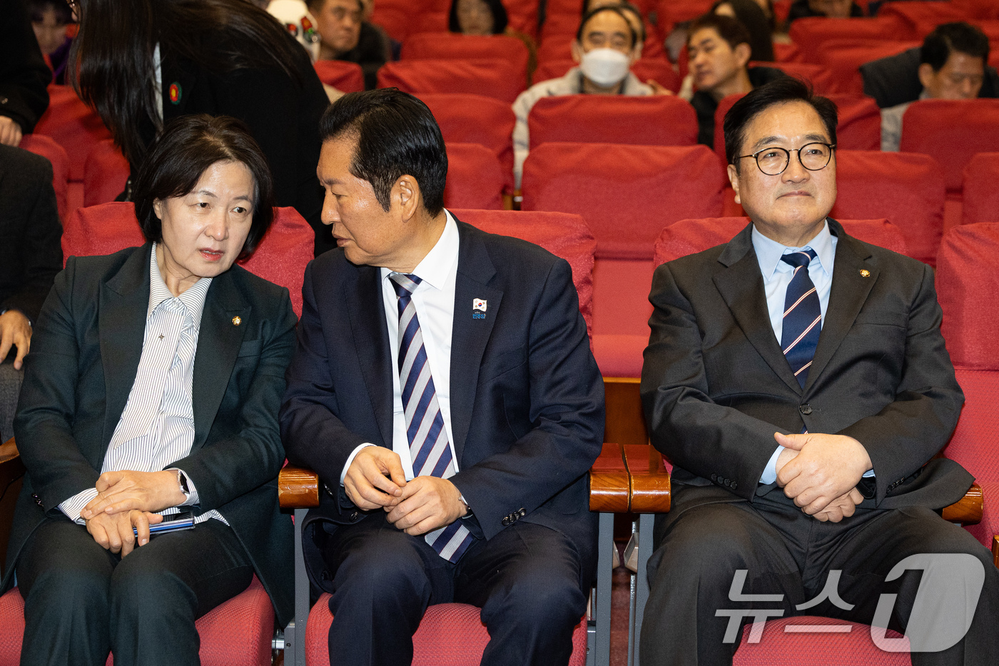 (서울=뉴스1) 유승관 기자 = 정청래 더불어민주당 대표와 추미애 국회 법제사법위원장이 7일 서울 여의도 국회 의원회관에서 열린 영화 '한란' 국회상영회에 참석해 대화하고 있다. …