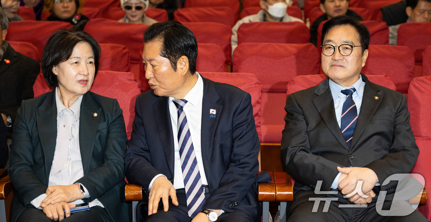 (서울=뉴스1) 유승관 기자 = 정청래 더불어민주당 대표와 추미애 국회 법제사법위원장이 7일 서울 여의도 국회 의원회관에서 열린 영화 '한란' 국회상영회에 참석해 대화하고 있다. …