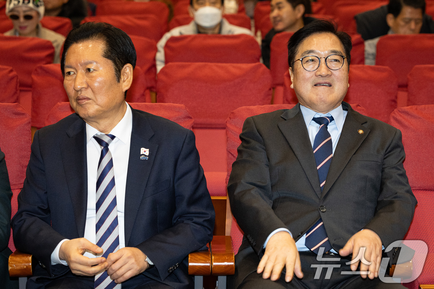 (서울=뉴스1) 유승관 기자 = 우원식 국회의장(오른쪽)과 정청래 더불어민주당 대표가 7일 서울 여의도 국회 의원회관에서 열린 영화 '한란' 국회상영회에 참석해 자리하고 있다. 2 …