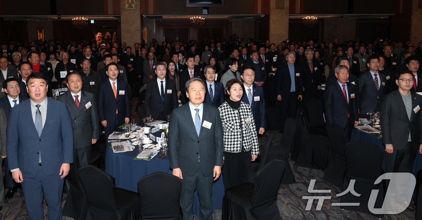 (서울=뉴스1) 오대일 기자 = 7일 오후 서울 중구 롯데호텔에서 열린 대한민국시도민연합회장 이취임식 및 충북도민회중앙회 신년교례회에서 내빈과 참석자들이 애국가를 제창하고 있다. …