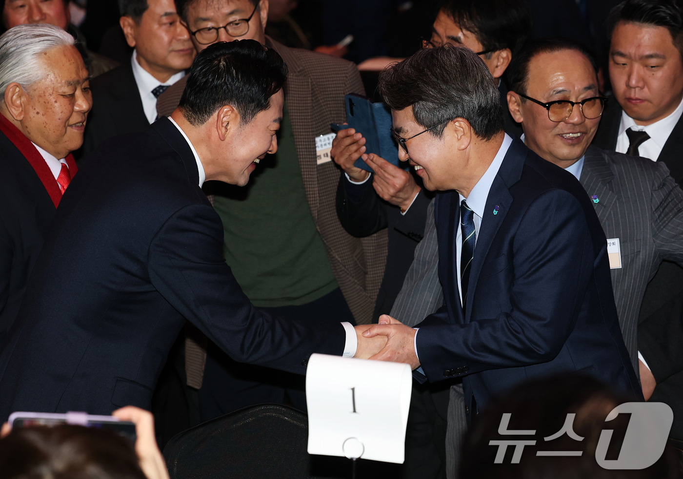 (서울=뉴스1) 오대일 기자 = 장동혁 국민의힘 대표와 김동연 경지도지사가 7일 오후 서울 중구 롯데호텔에서 열린 대한민국시도민연합회장 이취임식 및 충북도민회중앙회 신년교례회에서 …