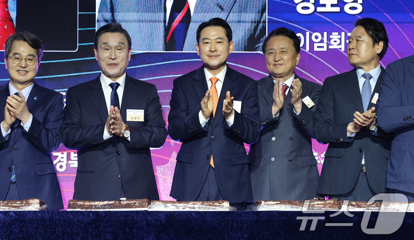 (서울=뉴스1) 오대일 기자 = 장동혁 국민의힘 대표가 7일 오후 서울 중구 롯데호텔에서 열린 대한민국시도민연합회장 이취임식 및 충북도민회중앙회 신년교례회에서 내빈들과 축하 떡을 …