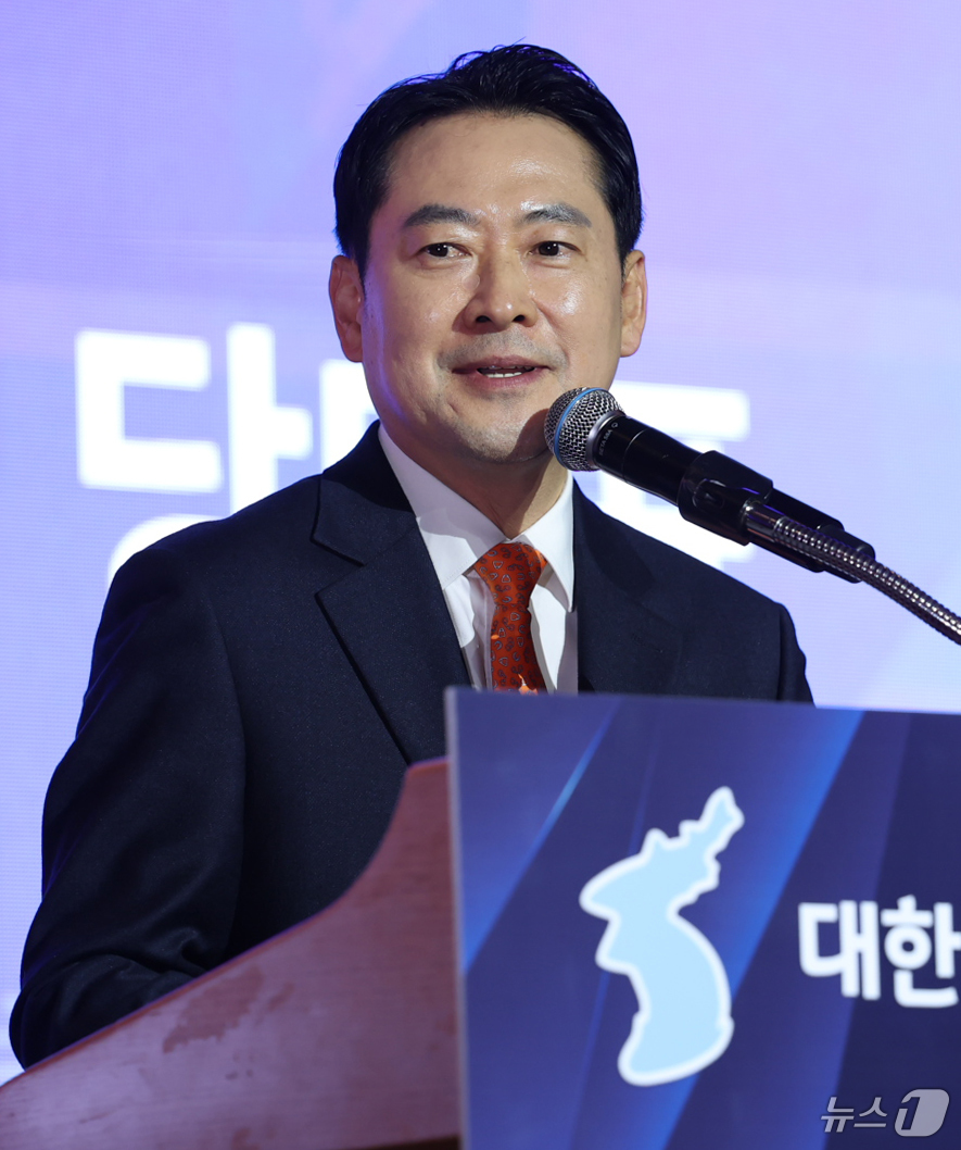 (서울=뉴스1) 오대일 기자 = 장동혁 국민의힘 대표가 7일 오후 서울 중구 롯데호텔에서 열린 대한민국시도민연합회장 이취임식 및 충북도민회중앙회 신년교례회에서 축사를 하고 있다. …