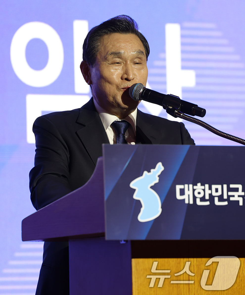 (서울=뉴스1) 오대일 기자 = 7일 오후 서울 중구 롯데호텔에서 열린 대한민국시도민연합회장 이취임식 및 충북도민회중앙회 신년교례회에서 김정구 신임 회장이 취임사를 하고 있다. 2 …