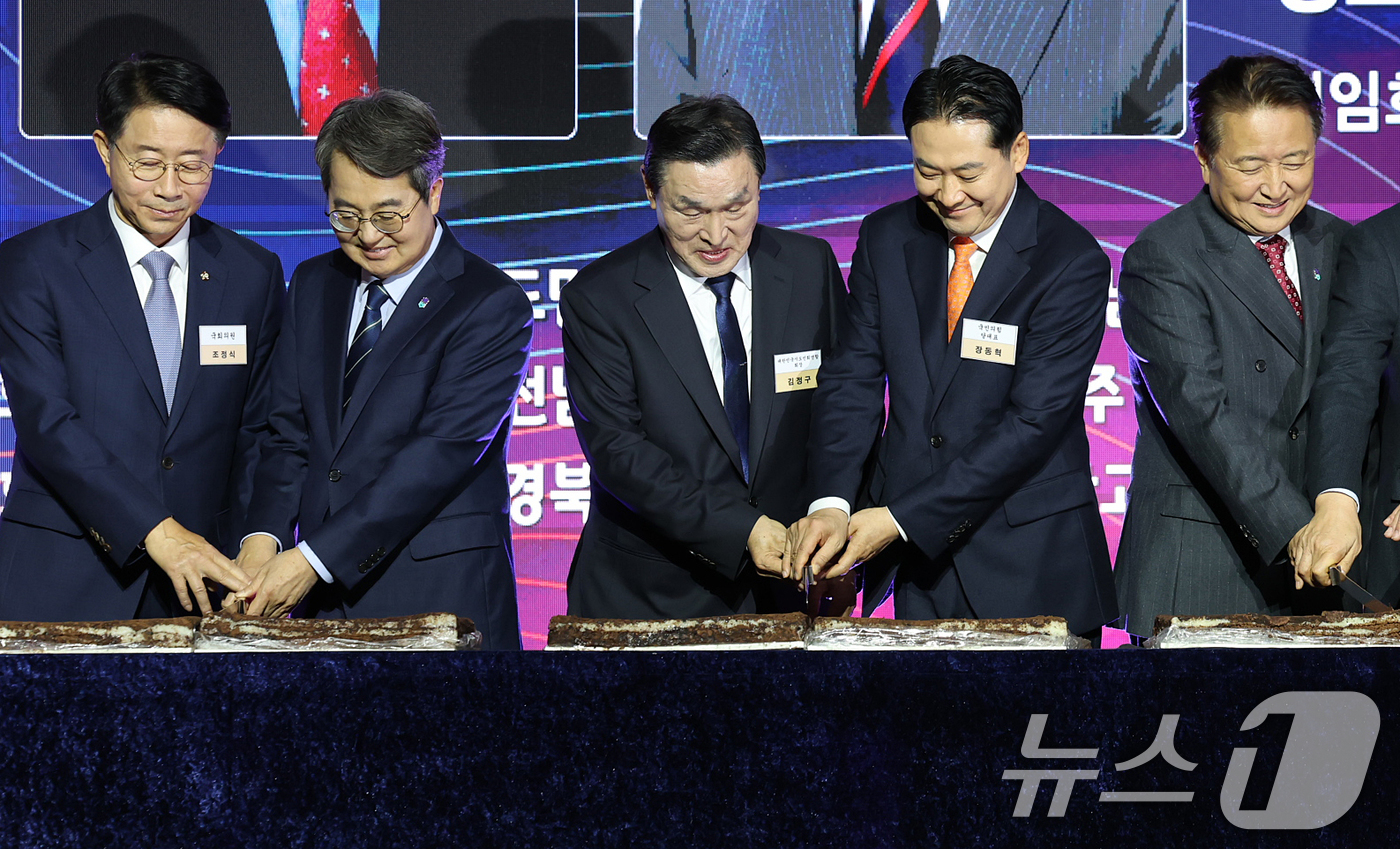 (서울=뉴스1) 오대일 기자 = 7일 오후 서울 중구 롯데호텔에서 열린 대한민국시도민연합회장 이취임식 및 충북도민회중앙회 신년교례회에서 내빈들이 축하 떡을 자르고 있다. 왼쪽부터 …