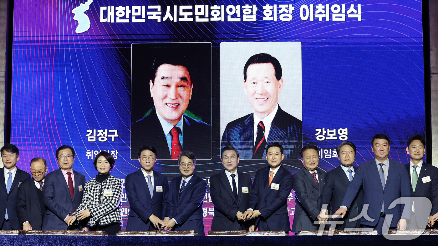 (서울=뉴스1) 오대일 기자 = 7일 오후 서울 중구 롯데호텔에서 열린 대한민국시도민연합회장 이취임식 및 충북도민회중앙회 신년교례회에서 장동혁 국민의힘 대표와 조정식 대통령 정무특 …