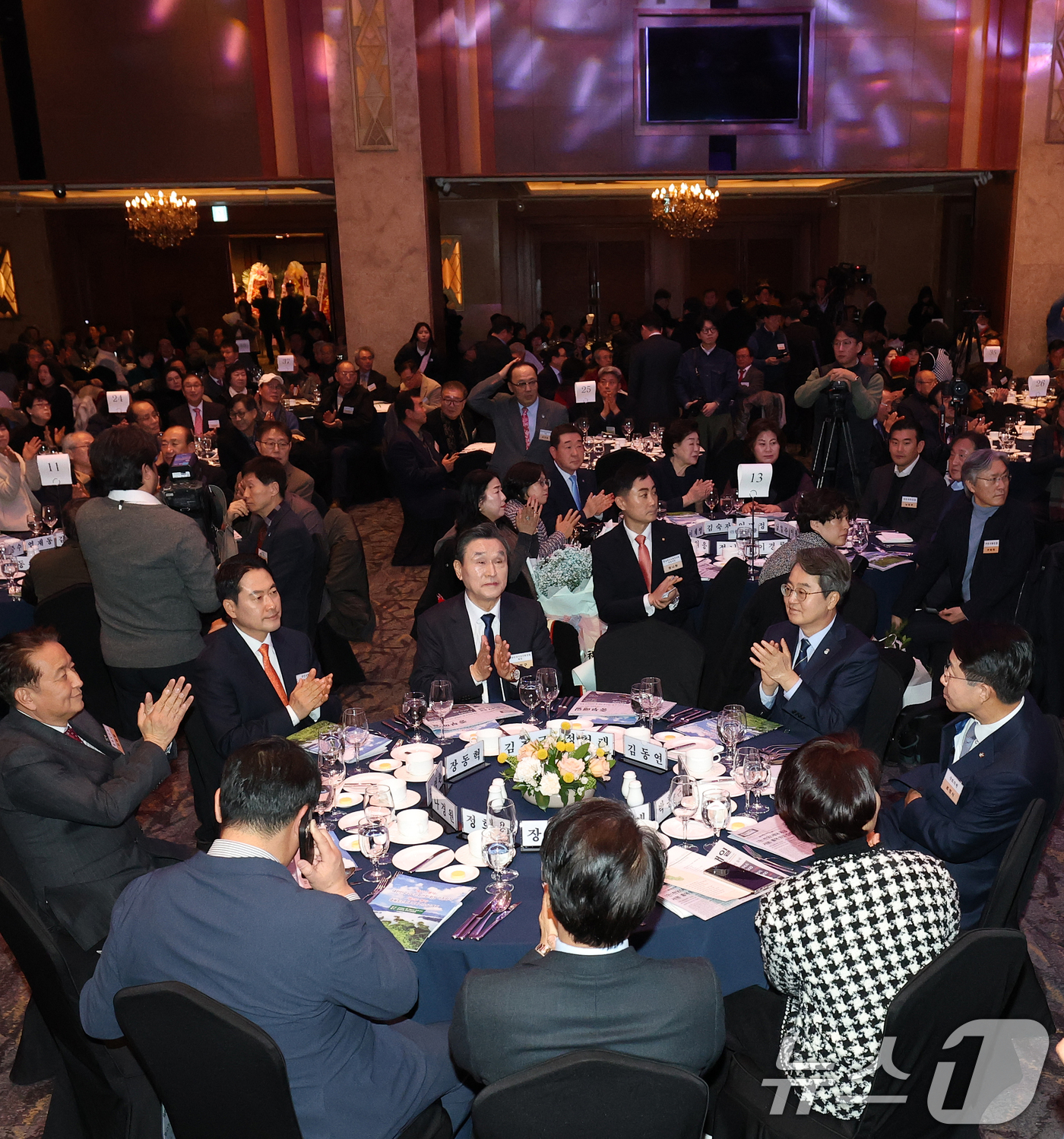 (서울=뉴스1) 오대일 기자 = 7일 오후 서울 중구 롯데호텔에서 열린 대한민국시도민연합회장 이취임식 및 충북도민회중앙회 신년교례회에서 내빈들이 손뼉을 치고 있다. 2026.1.7 …