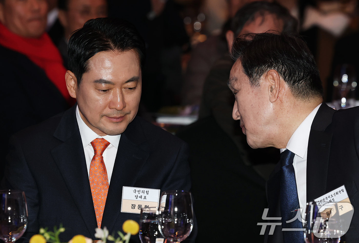 (서울=뉴스1) 오대일 기자 = 장동혁 국민의힘 대표가 7일 오후 서울 중구 롯데호텔에서 열린 대한민국시도민연합회장 이취임식 및 충북도민회중앙회 신년교례회에서 김정구 신임 회장과 …