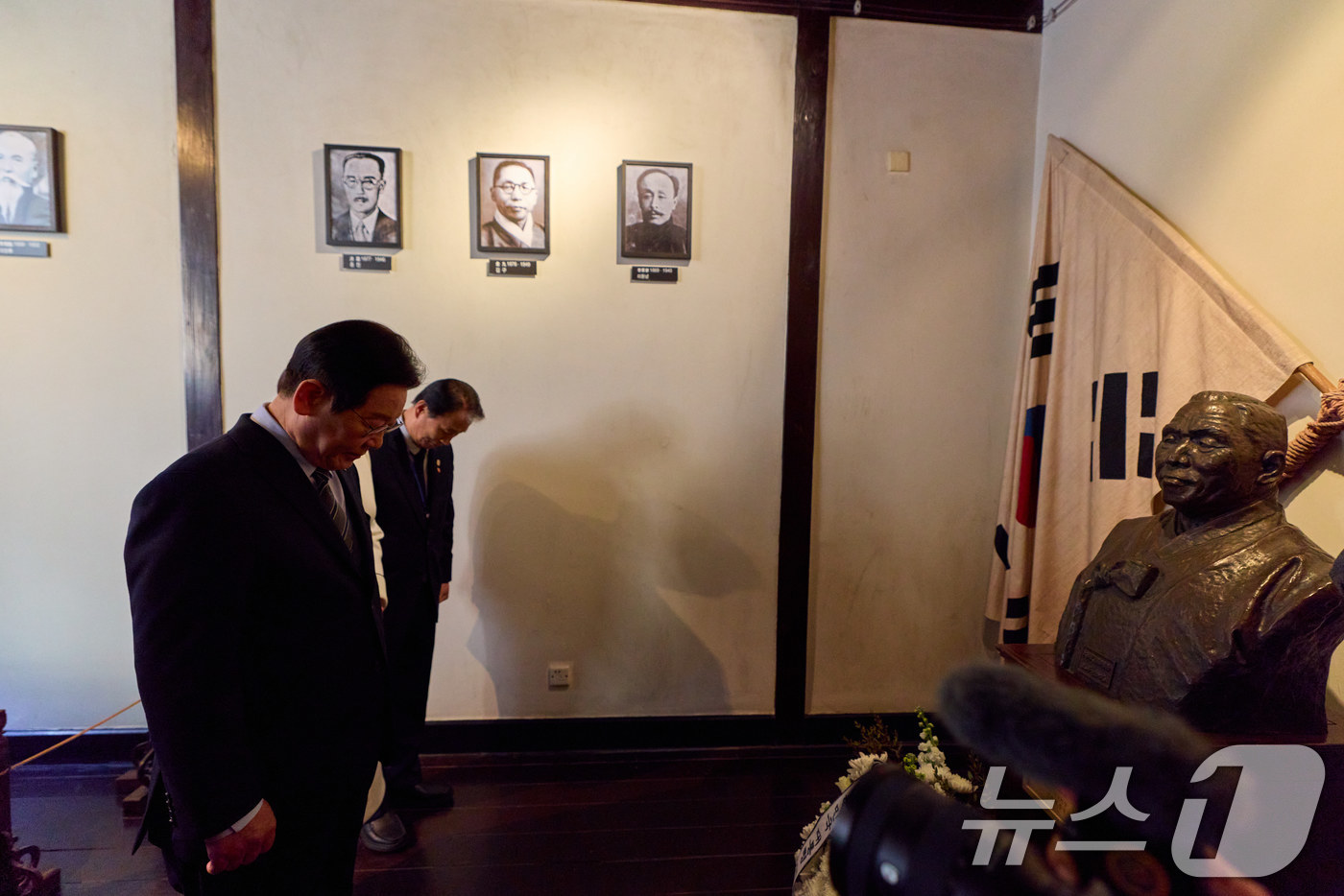(상하이(중국)=뉴스1) 허경 기자 = 이재명 대통령이 7일 오후 상하이 임시정부청사 기념관에서 열린 대한민국 임정 상하이 청사 100년 기념식에 앞서 백범 김구 선생 흉상에 묵념 …