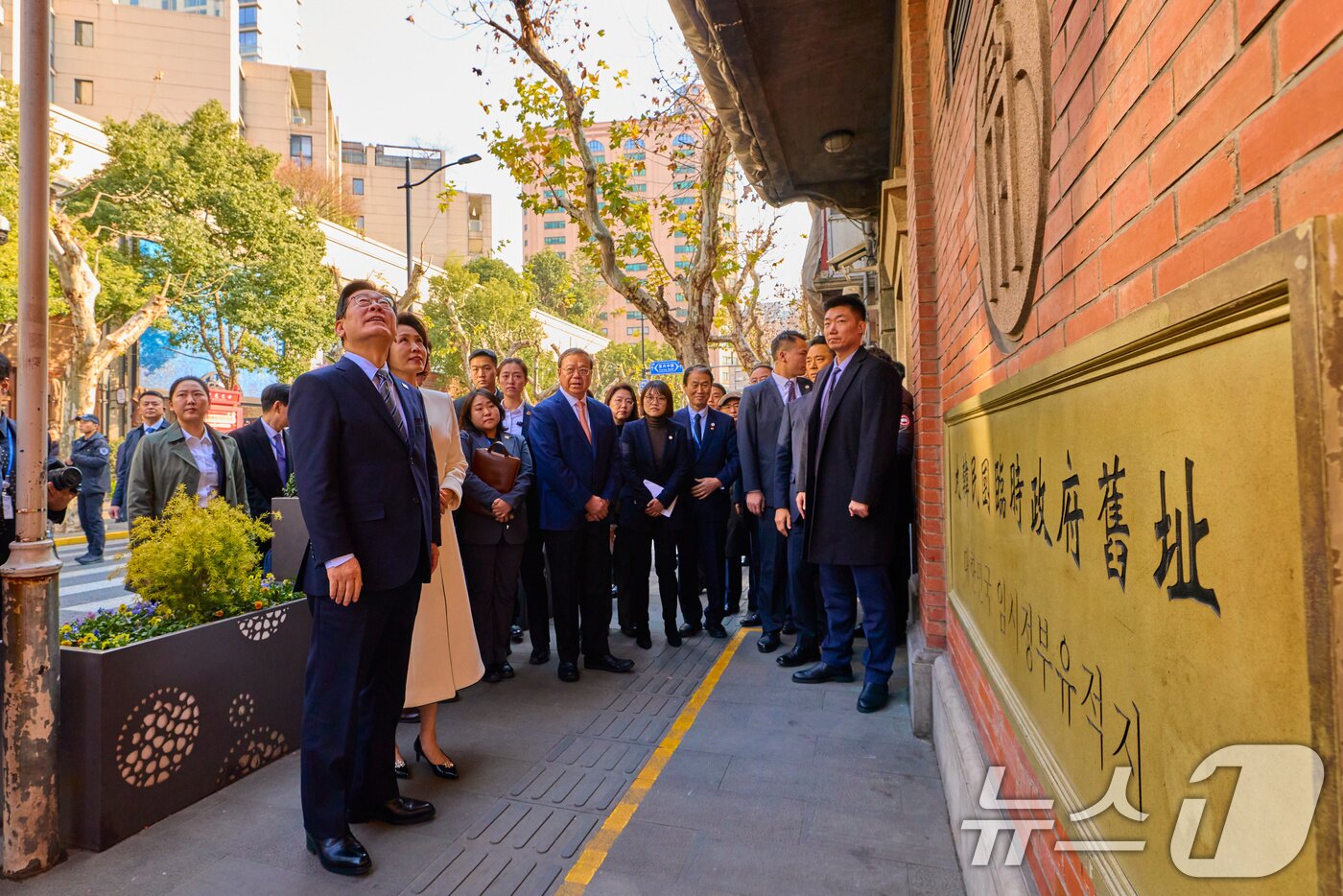 본문 이미지 - 이재명 대통령과 김혜경 여사가 7일 오후 상하이 임시정부청사 기념관을 살펴보고 있다. (공동취재) 2026.1.7/뉴스1 ⓒ News1 허경 기자