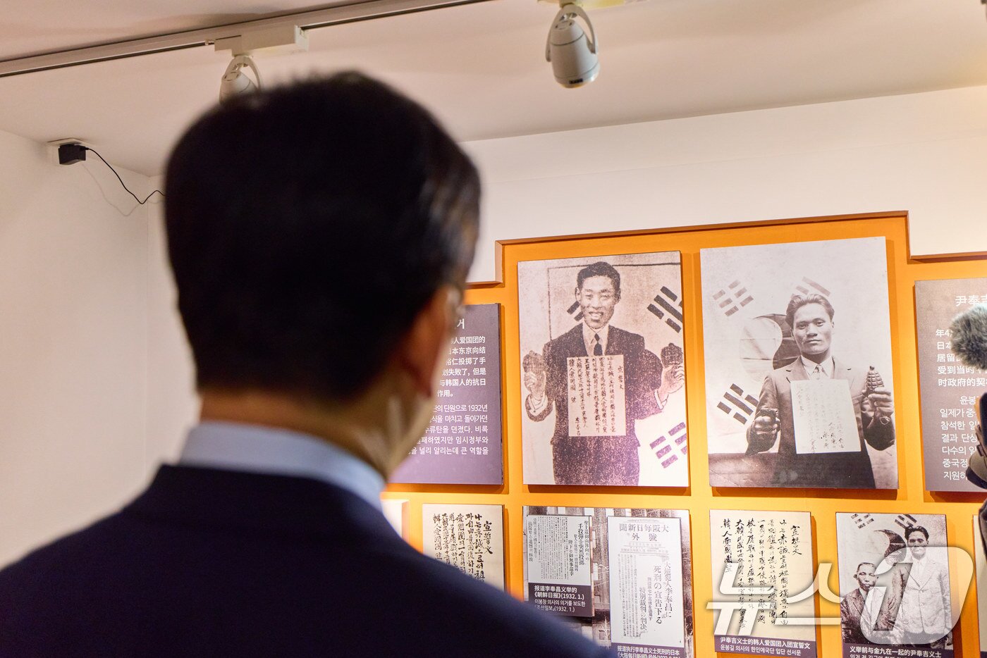 본문 이미지 - 이재명 대통령이 7일 오후 상하이 임시정부청사 기념관을 살펴보고 있다. (공동취재) 2026.1.7/뉴스1 ⓒ News1 허경 기자