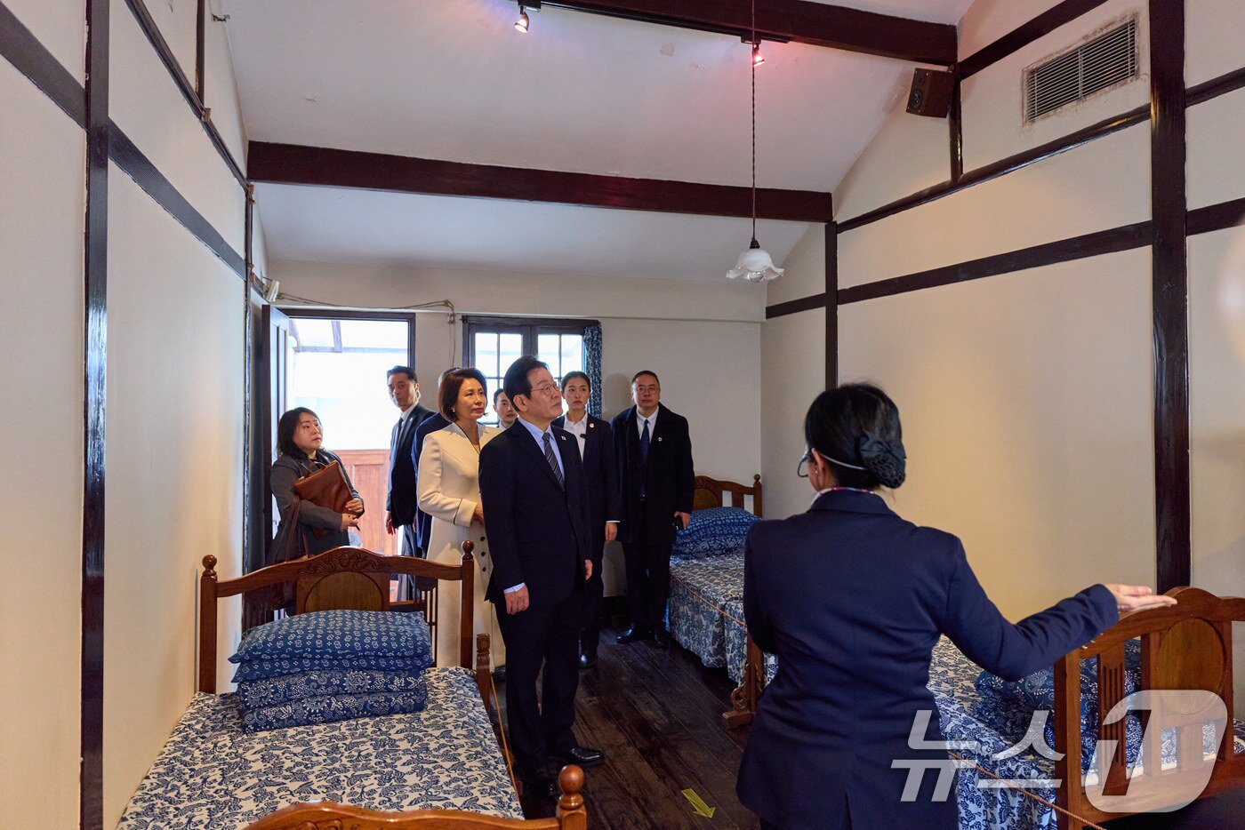 본문 이미지 - 이재명 대통령과 김혜경 여사가 7일 오후 상하이 임시정부청사 기념관을 살펴보고 있다. (공동취재) 2026.1.7/뉴스1 ⓒ News1 허경 기자