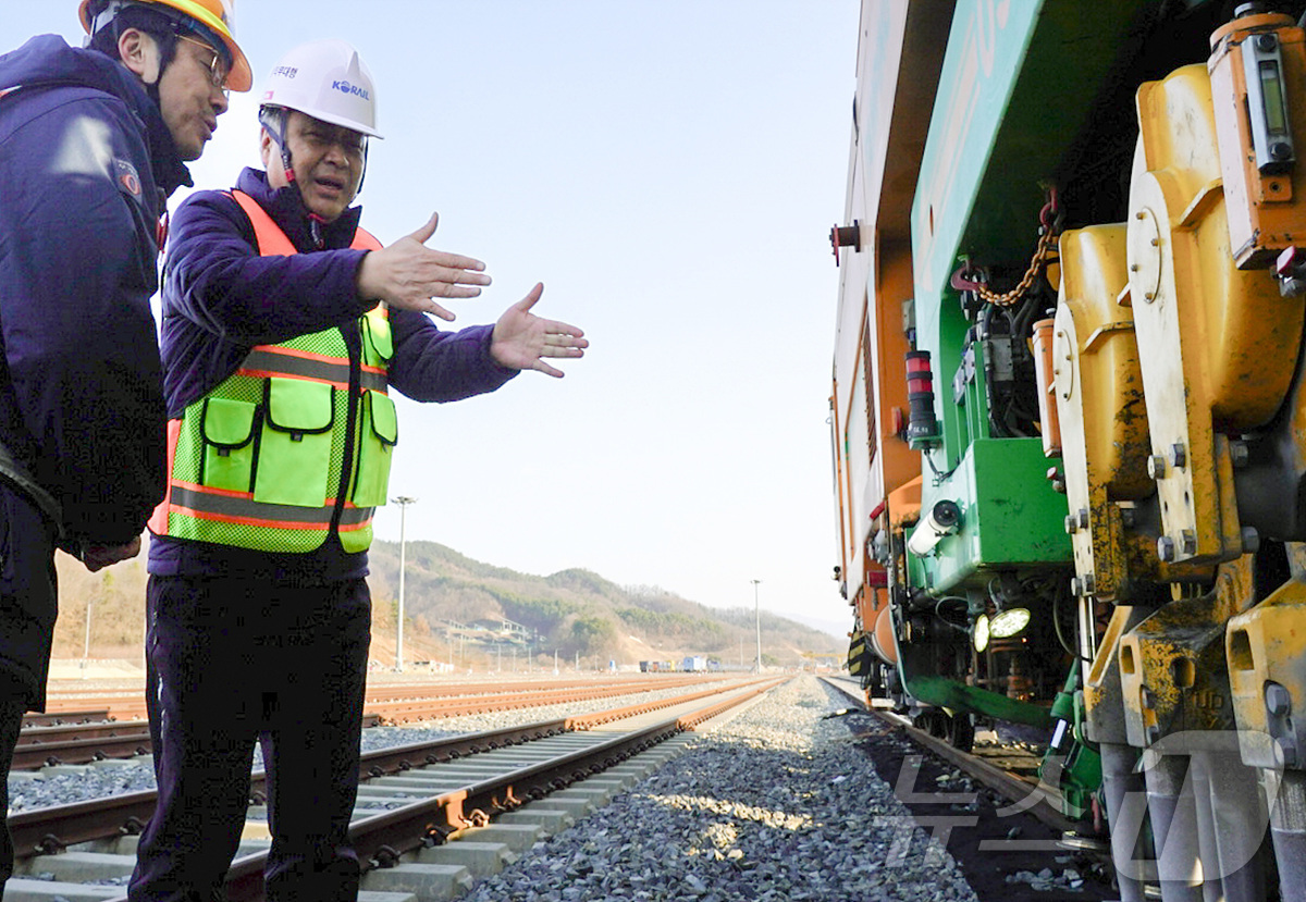 (서울=뉴스1) = 정정래 코레일 사장직무대행이 7일 충북 영동군에 있는 경부고속선 영동보수기지에서 선로 유지보수 장비를 점검하고 있다. (코레일 제공, 재판매 및 DB 금지) 2 …