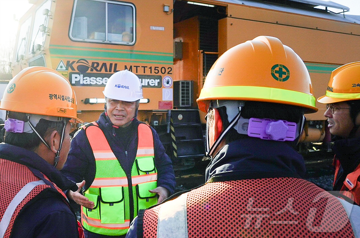 (서울=뉴스1) = 정정래 코레일 사장직무대행이 7일 충북 영동군에 있는 경부고속선 영동보수기지에서 선로 유지보수 장비를 점검하고 있다. (코레일 제공, 재판매 및 DB 금지) 2 …