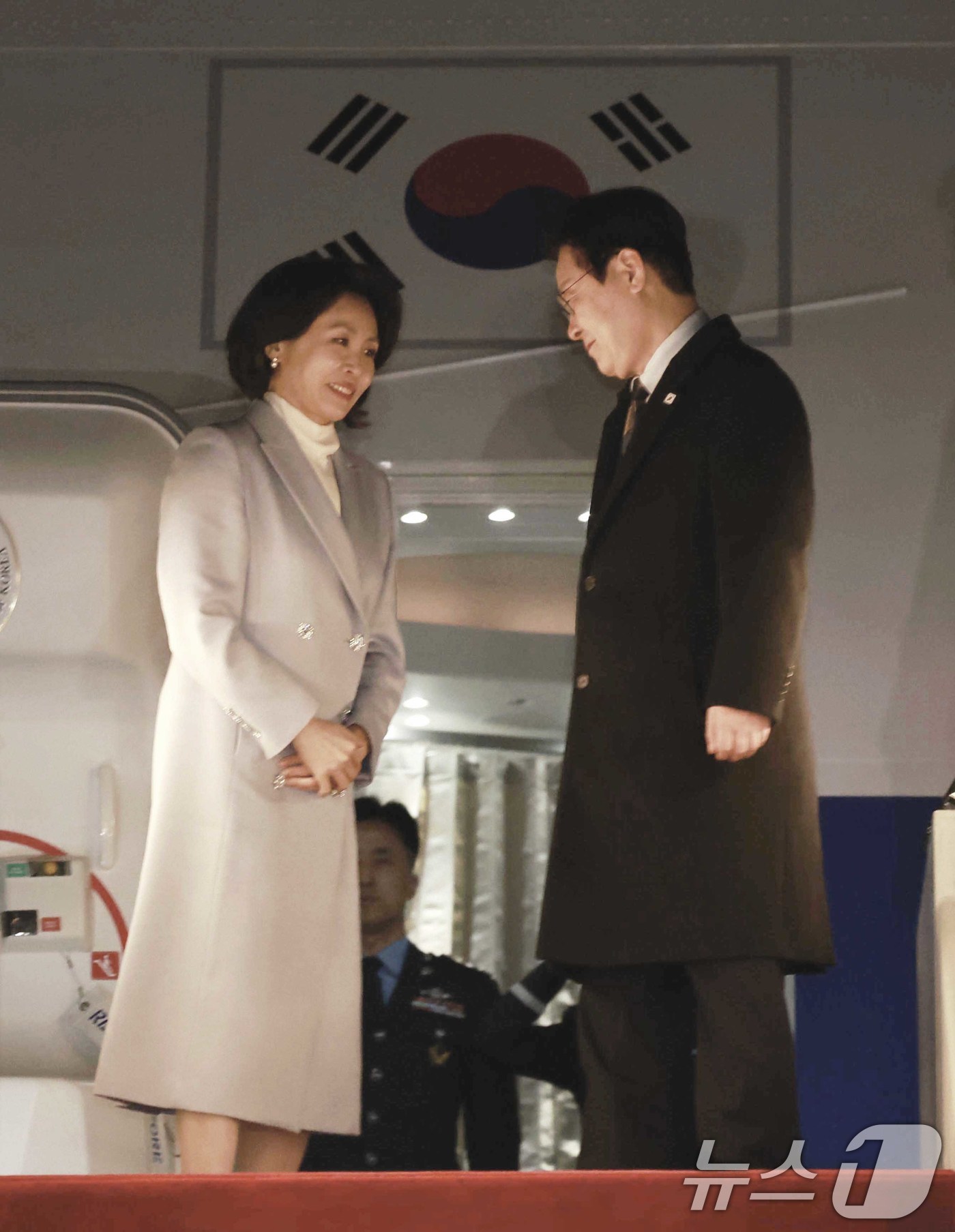 (상하이(중국)=뉴스1) 허경 기자 = 중국 국빈방문 일정을 마치고 귀국하는 이재명 대통령과 김혜경 여사가 7일 상하이 푸동 공항에서 공군1호기에 탑승하고 있다. 2026.1.7/ …