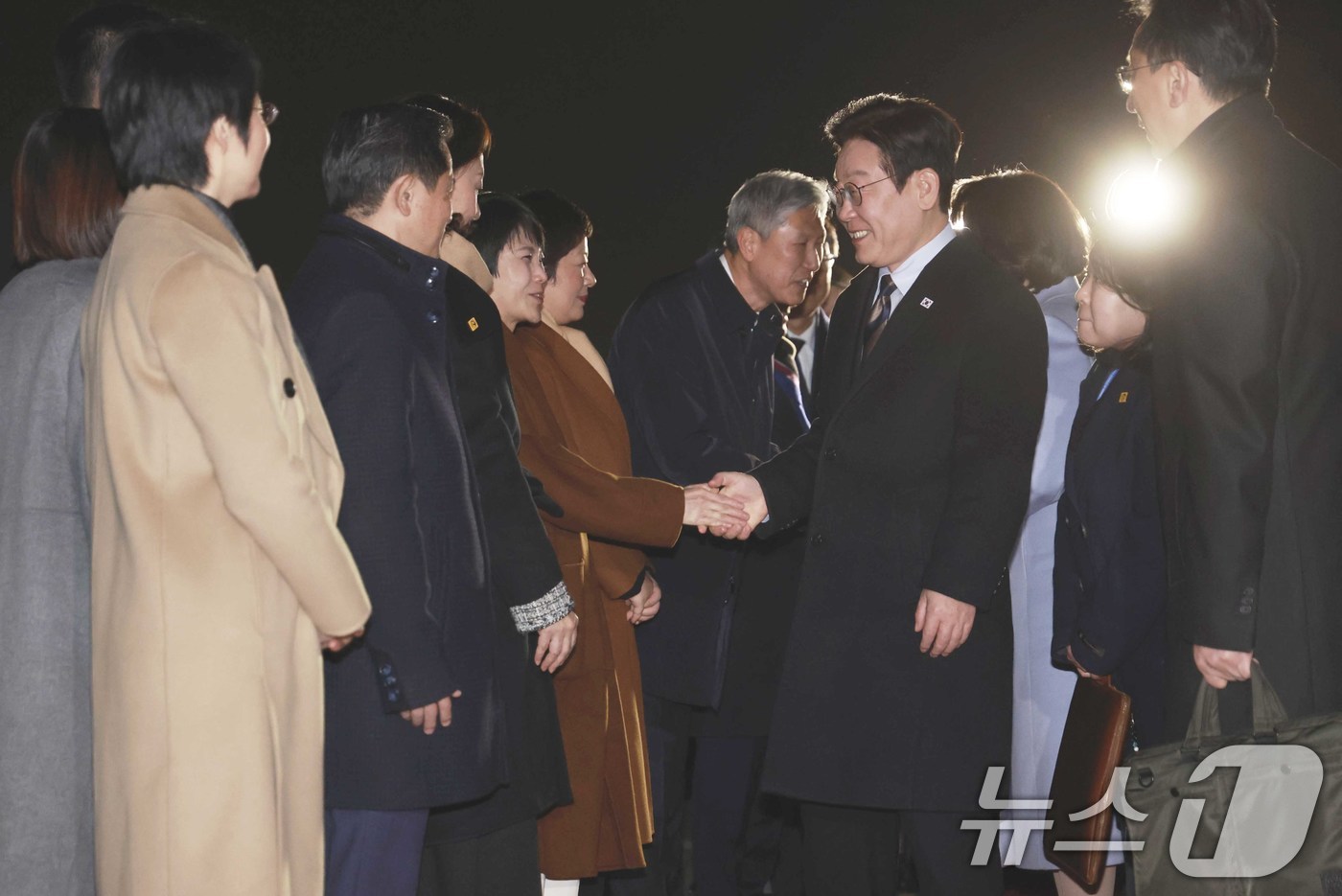 (상하이(중국)=뉴스1) 허경 기자 = 중국 국빈방문 일정을 마치고 귀국하는 이재명 대통령이 7일 상하이 푸동 공항에서 환송객과 인사하고 있다.  2026.1.7/뉴스1