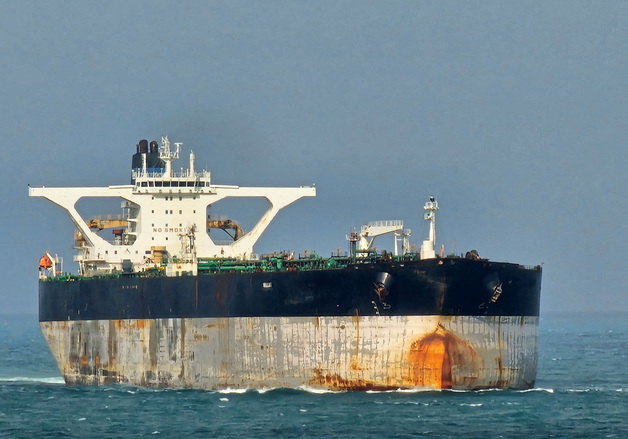 러, 해군 전력 급파해 美 쫓기는 유조선 호위…대서양서 추격전