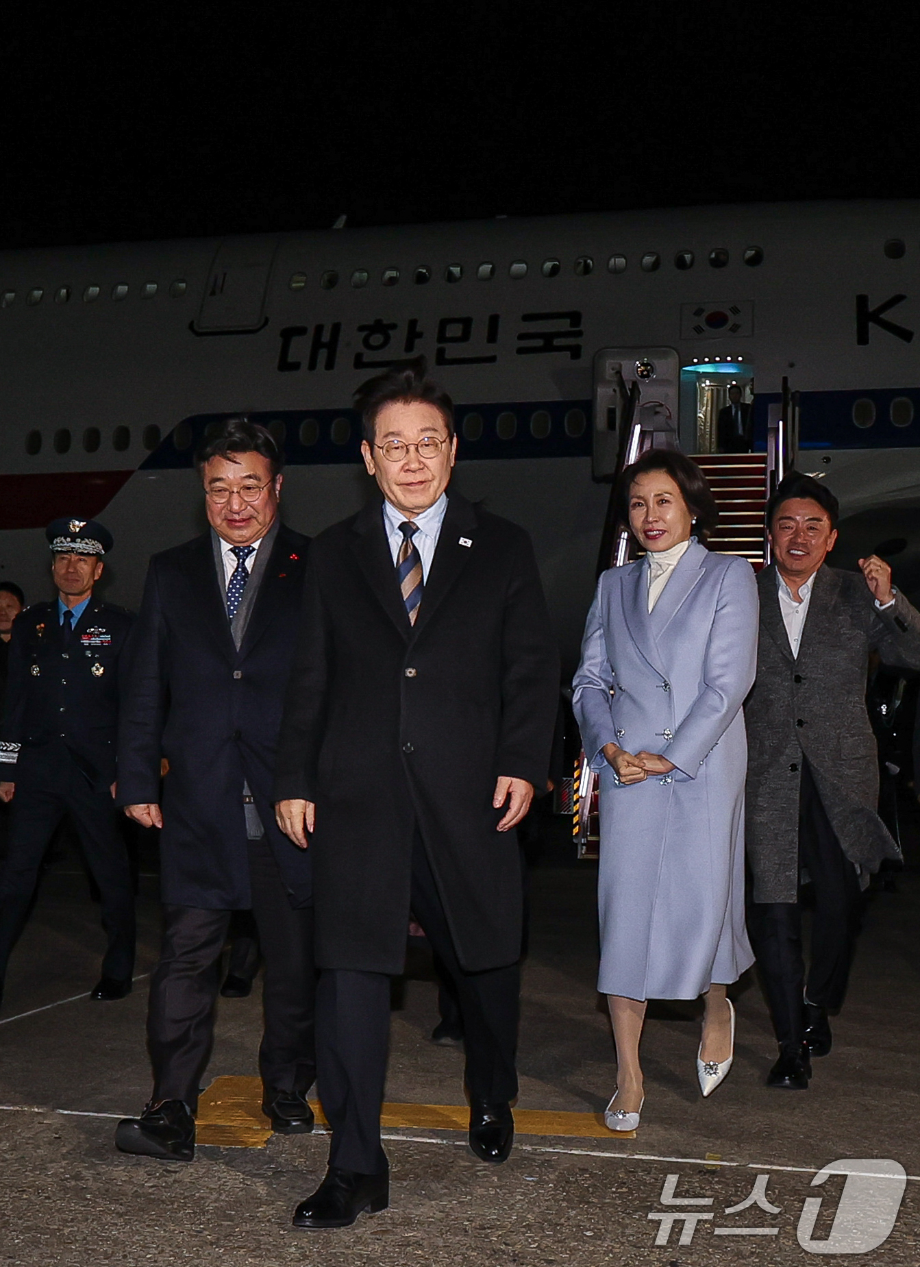 (성남=뉴스1) 허경 기자 = 중국 국빈방문 일정을 마치고 귀국한 이재명 대통령과 김혜경 여사가 7일 성남 서울공항에 도착한 공군 1호기에서 내려 이동하고 있다. 2026.1.7/ …