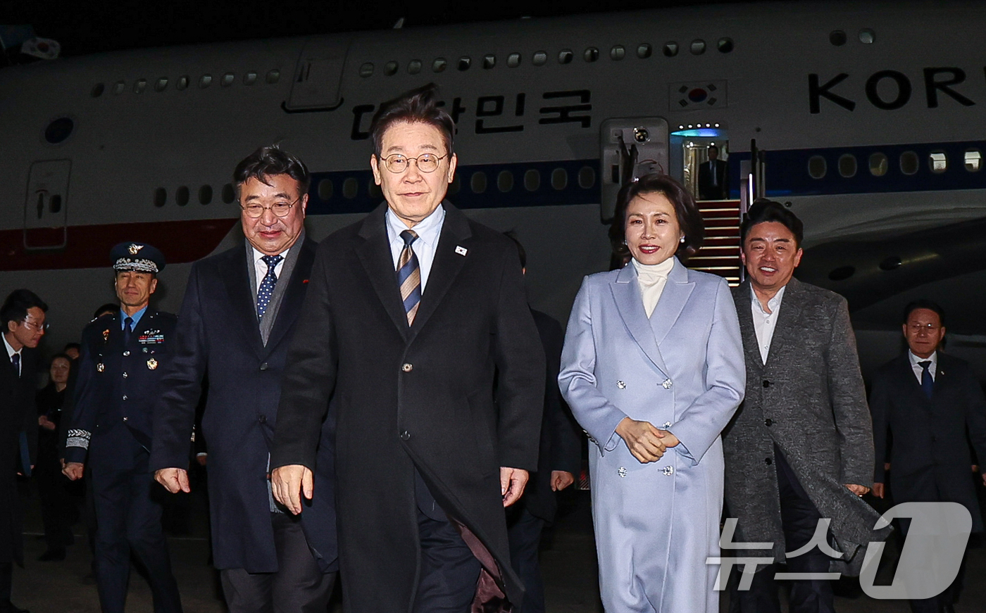 (성남=뉴스1) 허경 기자 = 중국 국빈방문 일정을 마치고 귀국한 이재명 대통령과 김혜경 여사가 7일 성남 서울공항에 도착한 공군 1호기에서 내려 이동하고 있다. 2026.1.7/ …