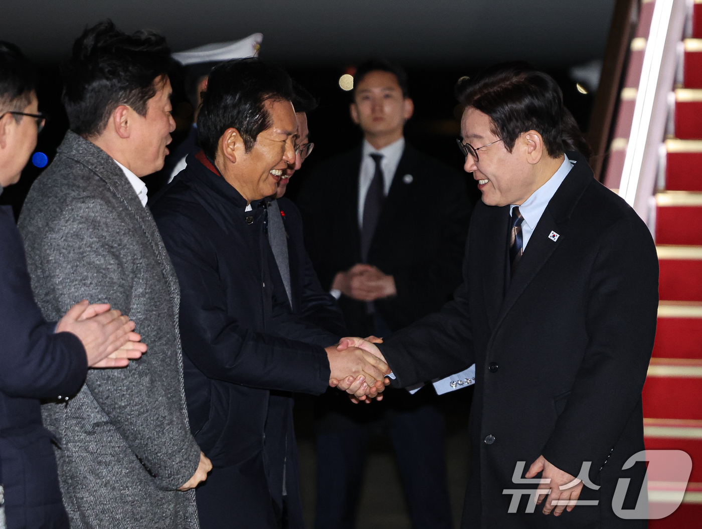 (성남=뉴스1) 허경 기자 = 중국 국빈방문 일정을 마치고 귀국한 이재명 대통령이 7일 성남 서울공항에서 환영 나온 정청래 더불어민주당 대표와 인사하고 있다. 2026.1.7/뉴스 …