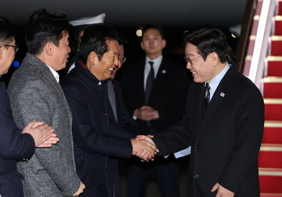 정청래 대표와 인사하는 이재명 대통령