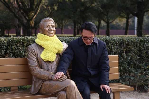 金총리, 봉하마을 깜짝 방문…"불꽃같던 盧, 조금이나마 이으려 노력"