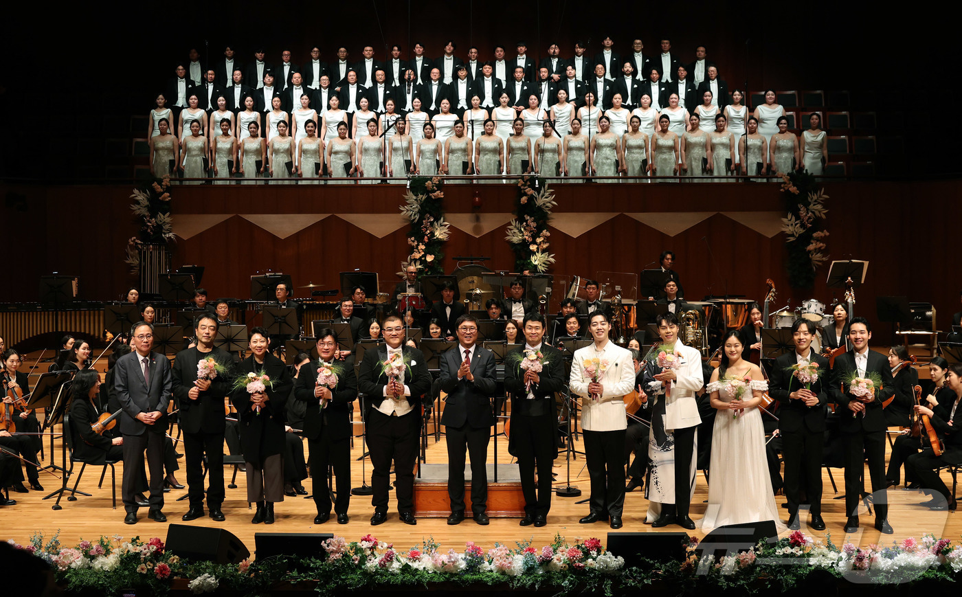 (서울=뉴스1) 김진환 기자 = 최휘영 문화체육관광부 장관이 7일 오후 서울 서초구 예술의전당 음악당 콘서트홀에서 열린 2026 신년음악회를 마친 뒤 출연진들과 기념촬영하고 있다. …