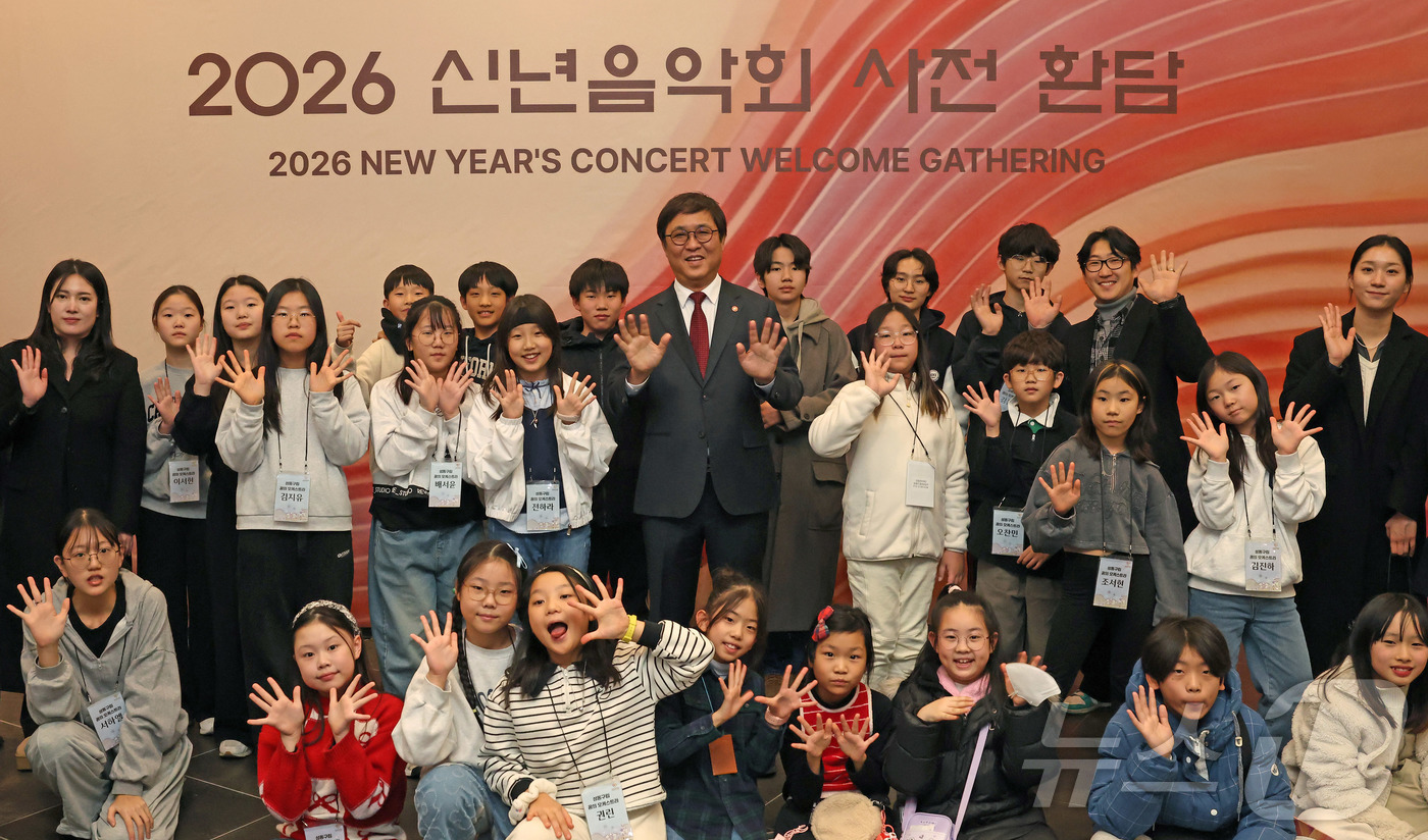 (서울=뉴스1) 김진환 기자 = 최휘영 문화체육관광부 장관이 7일 오후 서울 서초구 예술의전당 음악당 콘서트홀에서 열린 2026 신년음악회에 앞서 열린 사전 환담장에서 인천 서구와 …