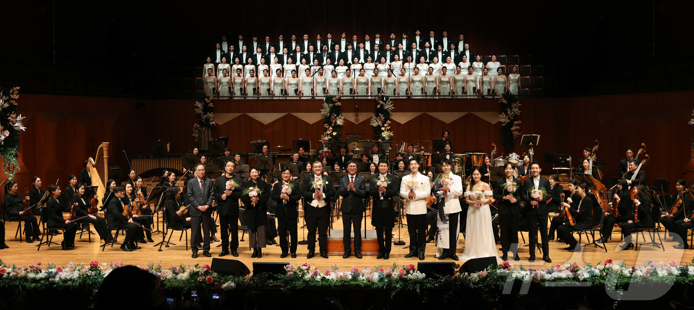 (서울=뉴스1) 김진환 기자 = 최휘영 문화체육관광부 장관이 7일 오후 서울 서초구 예술의전당 음악당 콘서트홀에서 열린 2026 신년음악회를 마친 뒤 출연진들과 기념촬영하고 있다. …