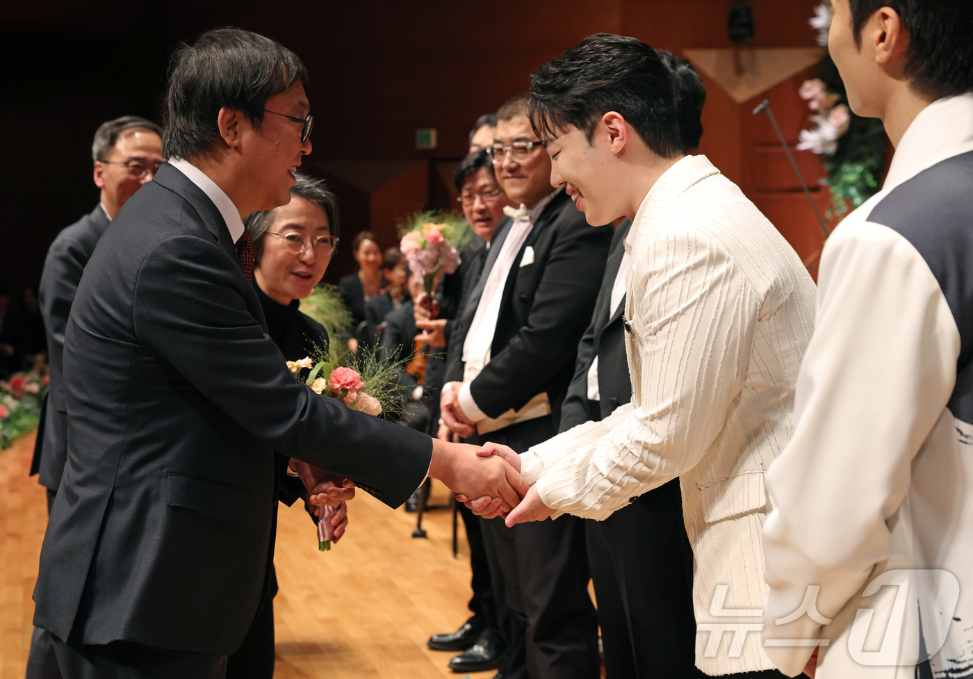 (서울=뉴스1) 김진환 기자 = 최휘영 문화체육관광부 장관이 7일 서울 서초구 예술의전당 음악당 콘서트홀에서 열린 2026 신년음악회를 마친 뒤 출연진들을 격려하고 있다. (문화체 …