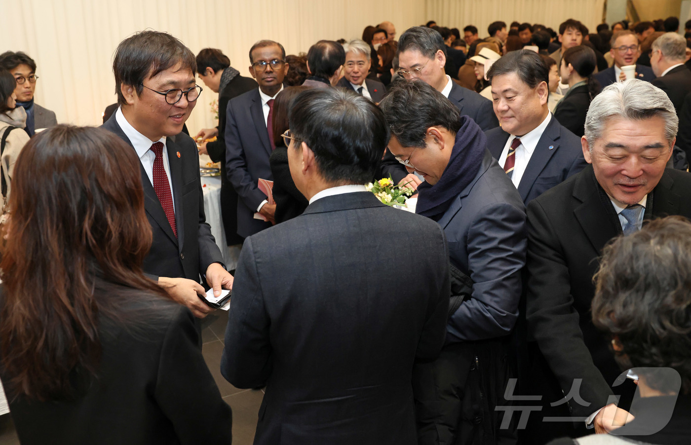 (서울=뉴스1) 김진환 기자 = 최휘영 문화체육관광부 장관이 7일 서울 서초구 예술의전당 음악당 콘서트홀에서 열린 2026 신년음악회 시작에 앞서 사전 환담장을 찾아 참석자들과 인 …