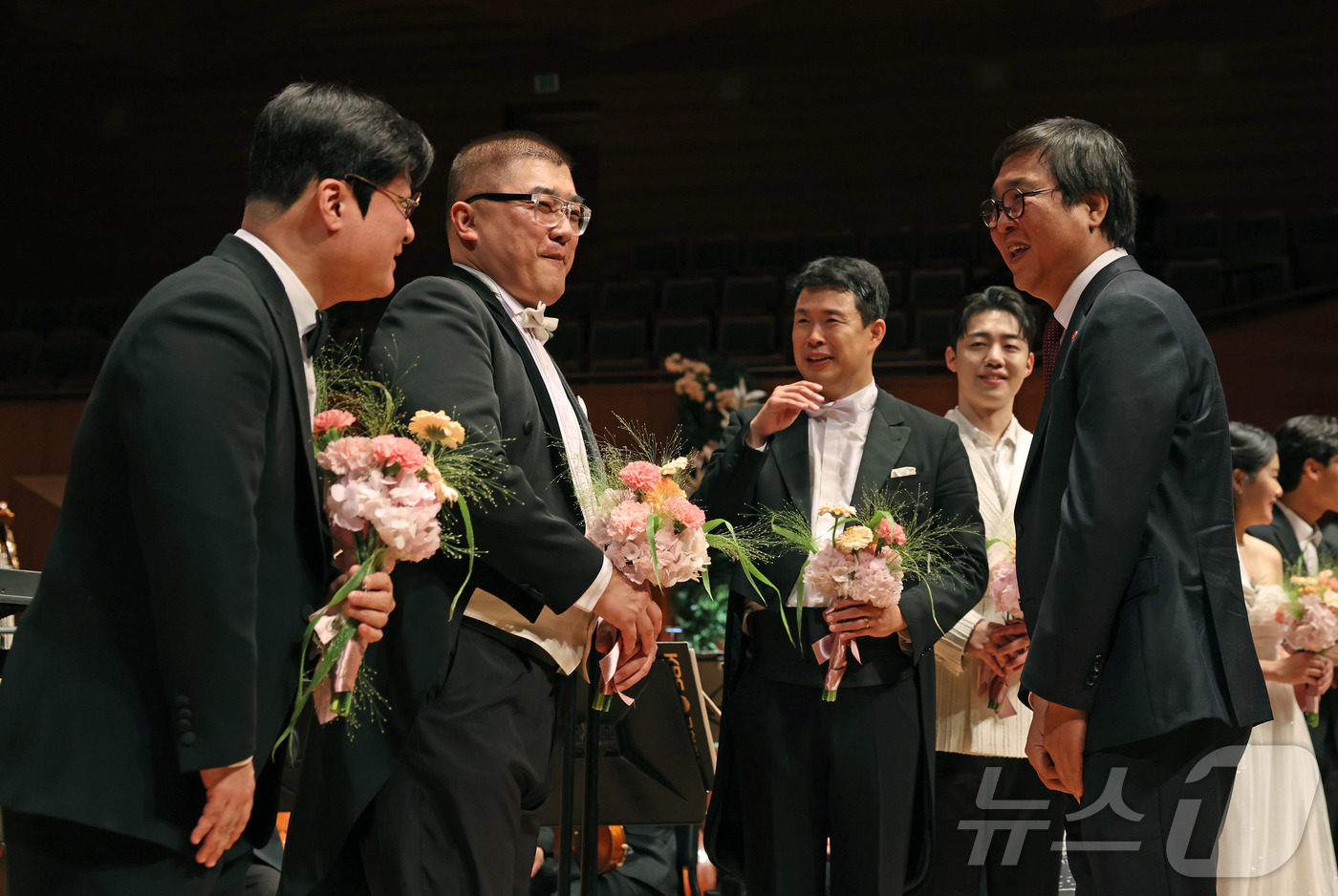 (서울=뉴스1) 김진환 기자 = 최휘영 문화체육관광부 장관이 7일 서울 서초구 예술의전당 음악당 콘서트홀에서 열린 2026 신년음악회를 마친 뒤 출연진들을 격려하고 있다. (문화체 …