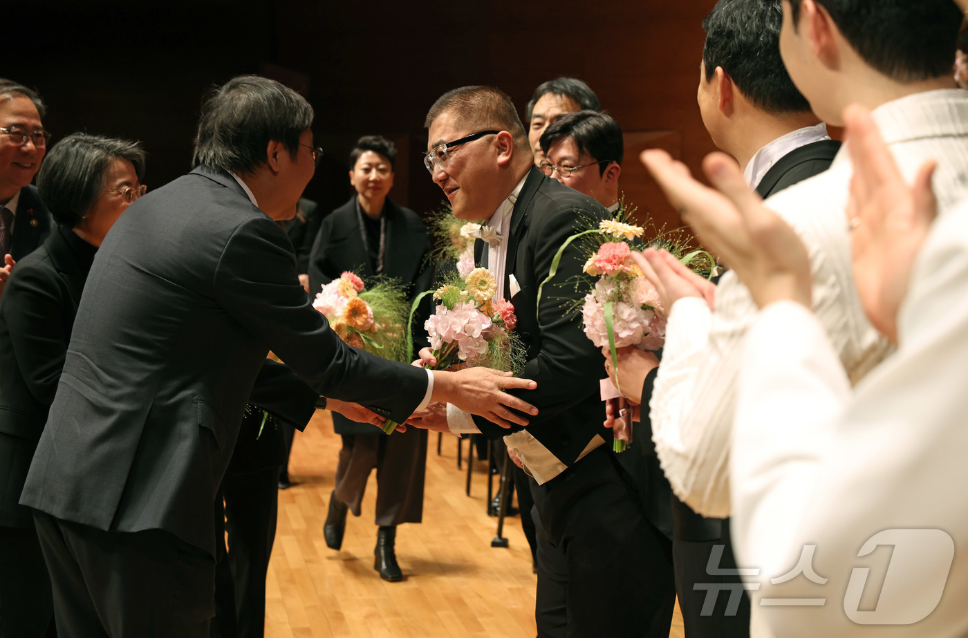 (서울=뉴스1) 김진환 기자 = 최휘영 문화체육관광부 장관이 7일 서울 서초구 예술의전당 음악당 콘서트홀에서 열린 2026 신년음악회를 마친 뒤 출연진들을 격려하고 있다. (문화체 …