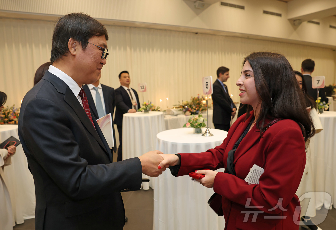 (서울=뉴스1) 김진환 기자 = 최휘영 문화체육관광부 장관이 7일 서울 서초구 예술의전당 음악당 콘서트홀에서 열린 2026 신년음악회 시작에 앞서 사전 환담장을 찾아 참석자들과 인 …