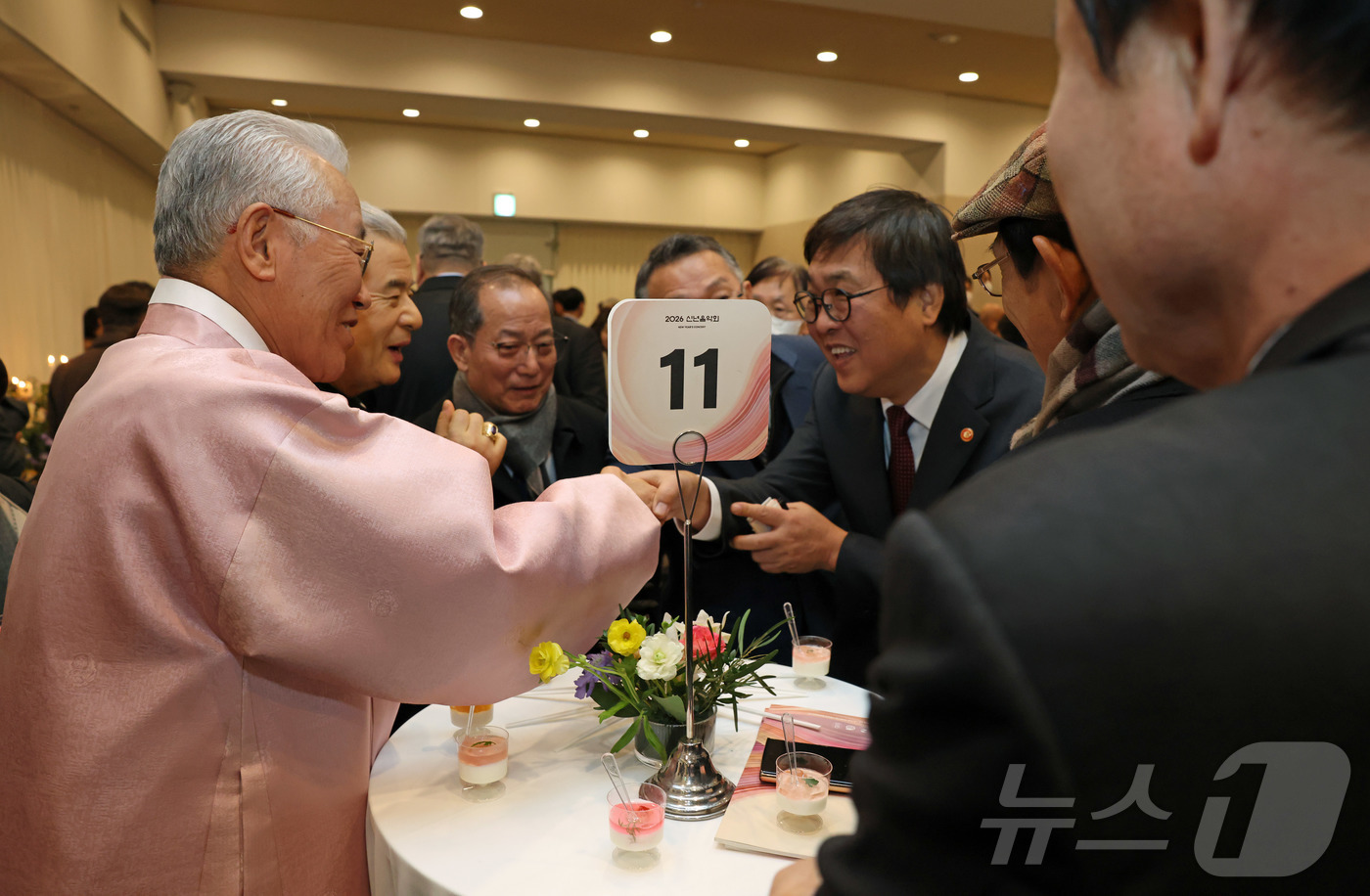 (서울=뉴스1) 김진환 기자 = 최휘영 문화체육관광부 장관이 7일 서울 서초구 예술의전당 음악당 콘서트홀에서 열린 2026 신년음악회 시작에 앞서 사전 환담장을 찾아 참석자들과 인 …
