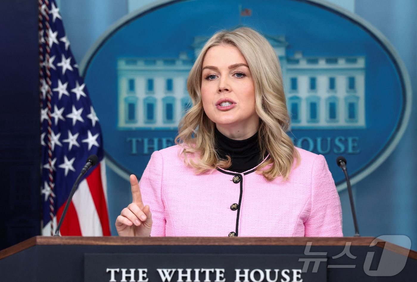 (로이터=뉴스1) 류정민 특파원 = 캐롤라인 레빗 미국 백악관 대변인이 7일(현지시간) 워싱턴DC에서 정례 브리핑을 진행하고 있다. 2026.01.07.ⓒ 로이터=뉴스1