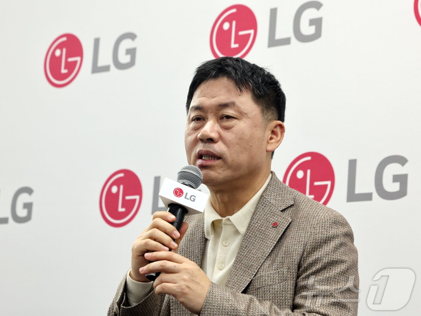 본문 이미지 - 류재철 LG전자 대표(사장)이 7일(현지시간) 미국 네바다주 라스베이거스 컨벤션센터(LVCC)에서 열린 'CES2026 LG전자 기자간담회'에서 인사말을 하고 있다. 2026.1.8/뉴스1 ⓒ News1 황기선 기자