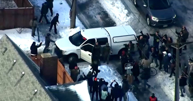 [포토] 美ICE 요원, 이민 단속 중 운전자에 발포