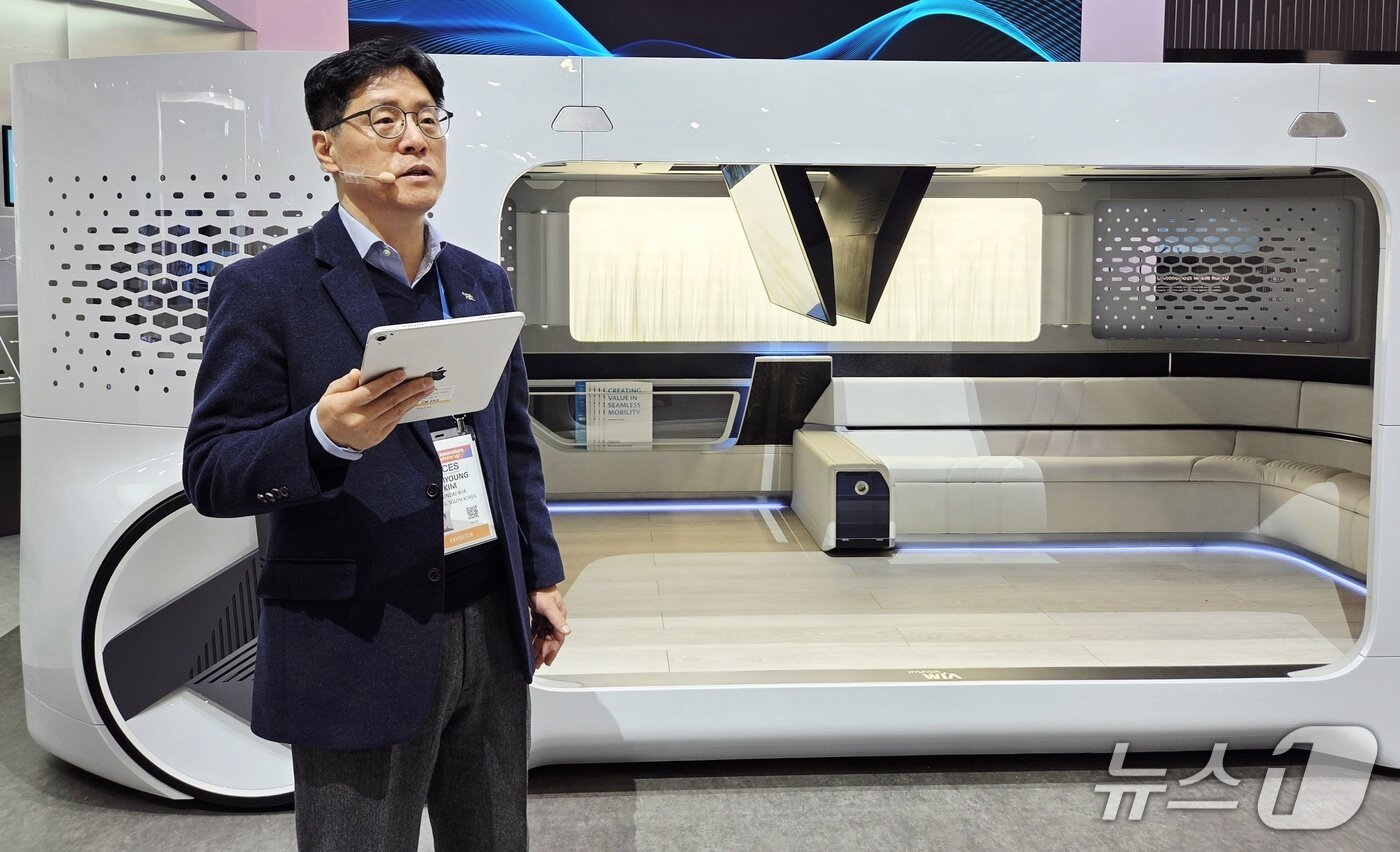 본문 이미지 - 김남영 현대위아 TMS사업부 전무는 7일(현지시간) 미국 라스베이거스 '국제전자제품박람회(CES) 2026' 현장에서 열관리 기술을 소개하고 있다. 2026.1.8  