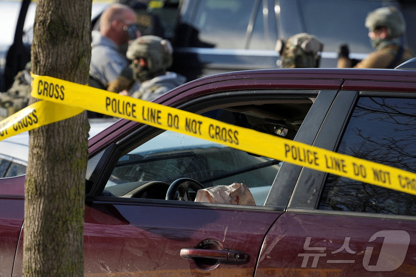 (미니애폴리스 로이터=뉴스1) 윤다정 기자 = 7일(현지시간) 미국 미네소타주 미니애폴리스에서 미 이민세관단속국(ICE) 단속 중 총격 사건이 발생한 가운데, 앞유리에 총알 구멍이 …