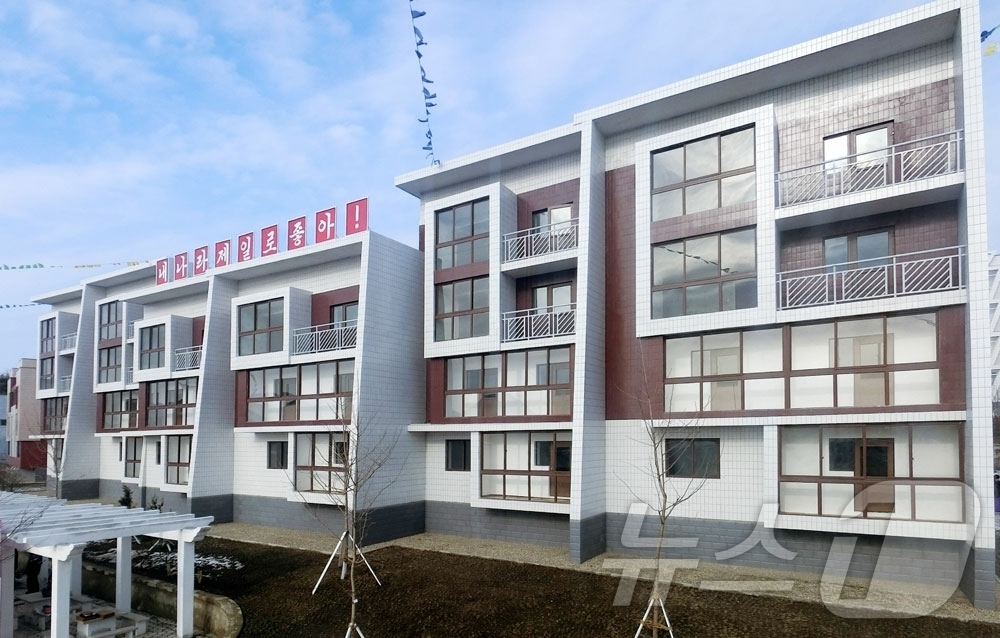 (평양 노동신문=뉴스1) = 북한 노동당 기관지 노동신문은 8일 "만경대구역 칠골남새농장, 함경남도농촌경리위원회 독산농장에서 새집들이와 공공건물, 생산건물 준공식이 진행됐다"고 보 …